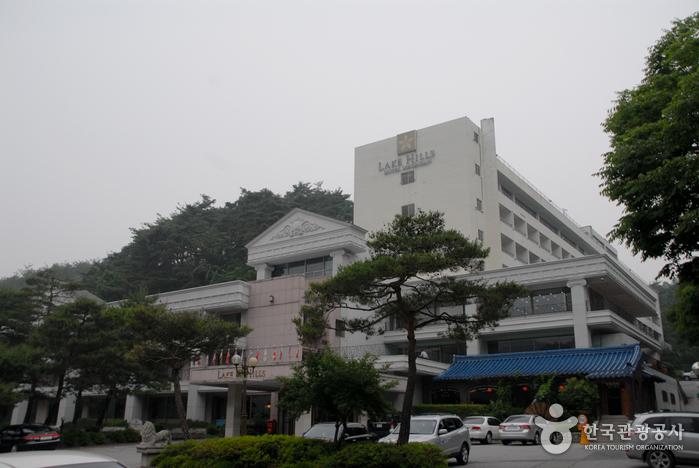 Traditional Korean buildings and accommodation near Songnisan National Park Boeun