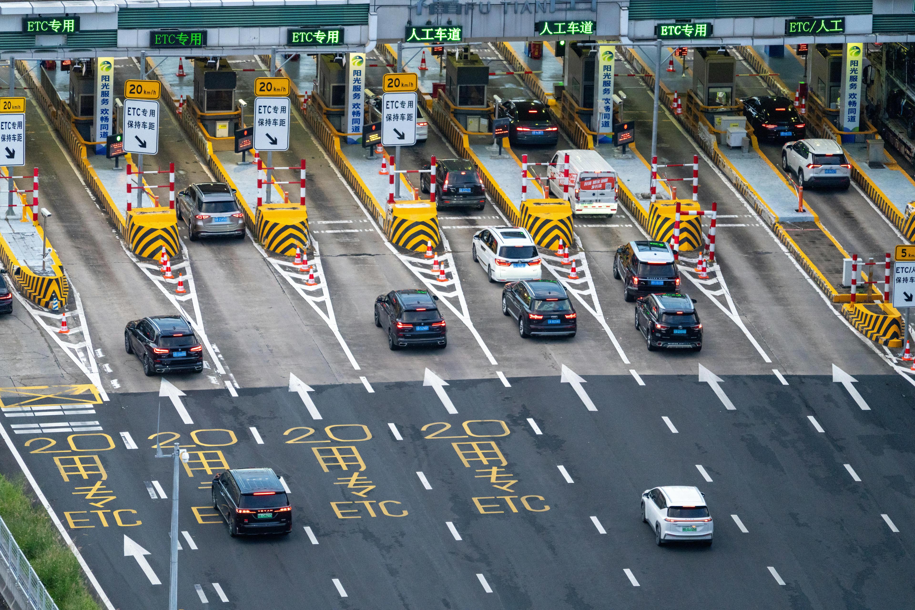 Aerial view of a Korean-style expressway toll plaza with multiple ETC lanes