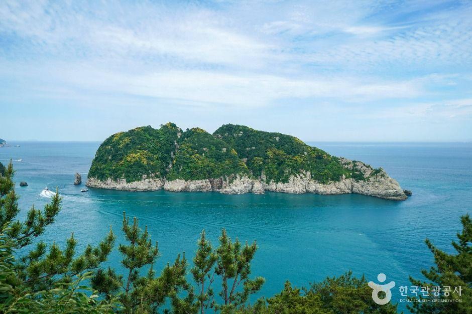 Dramatic rocky sea cliffs of Haegumgang at the tip of Geoje Island, South Korea