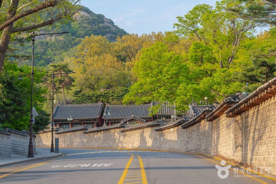 Cheong Wa Dae Blue House Seoul presidential residence with traditional Korean architecture and blue roof tiles